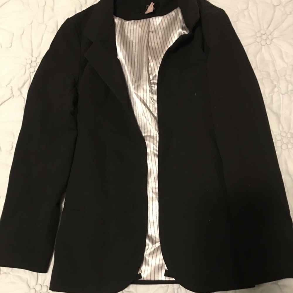Size small black blazer - Picture 3 of 4